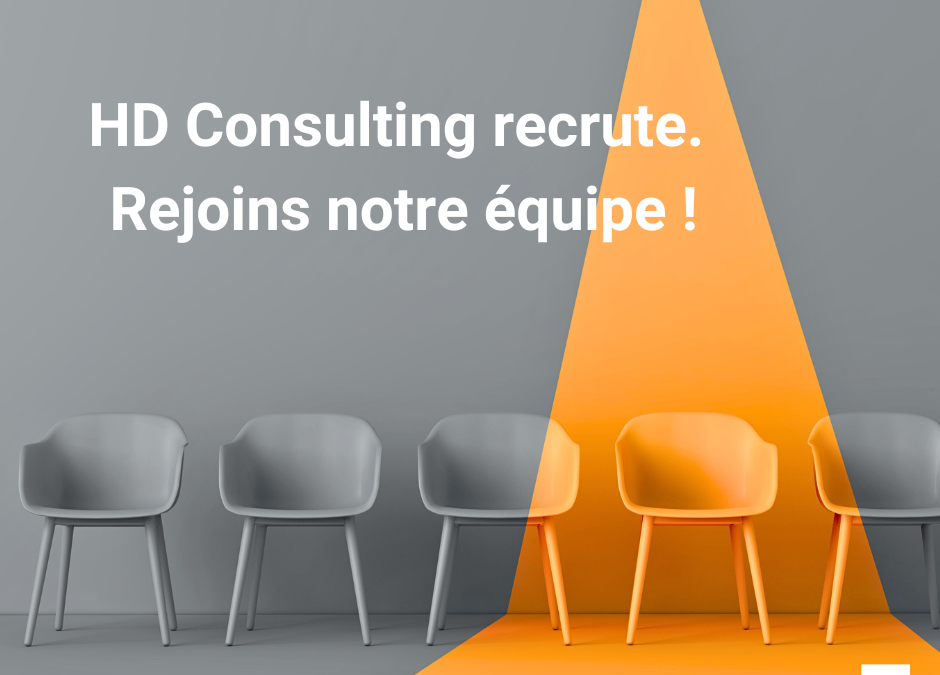 plusieurs chaises alignées avec une chaise en orange pour illustrer le recrutement d'un comptable junior.